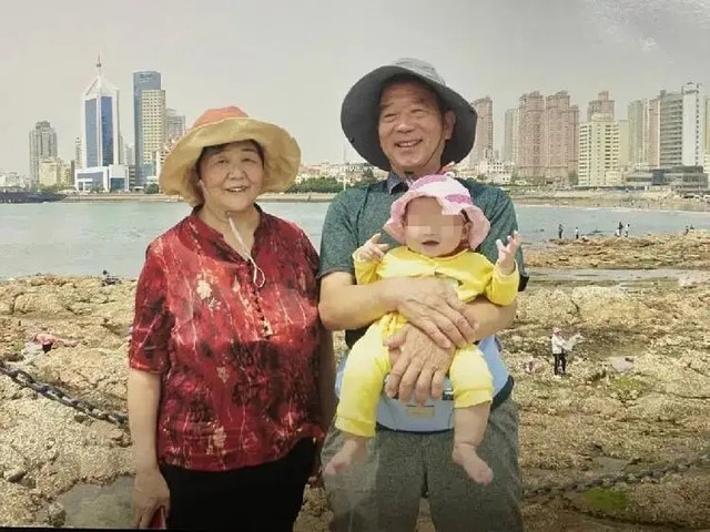 Người mẹ 67 tuổi sinh con v&agrave; chồng 75 tuổi chăm s&oacute;c gia đ&igrave;nh giữa kh&oacute; khăn - Ảnh 2.