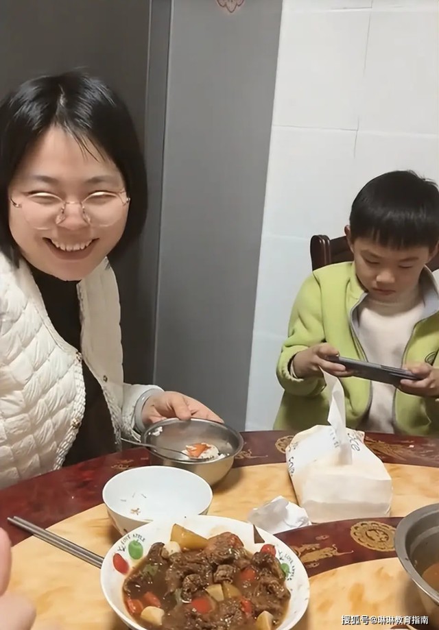 Con học lớp 3 vẫn ngồi chơi game để mẹ đút cơm: Mẹ yêu con kiểu này thì quá