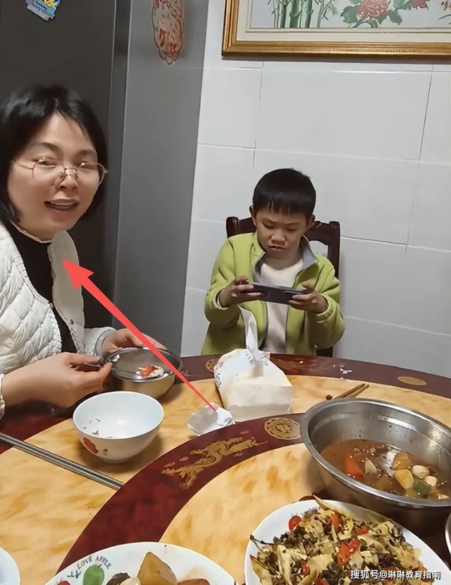 Con học lớp 3 vẫn ngồi chơi game để mẹ đút cơm: Mẹ yêu con kiểu này thì quá