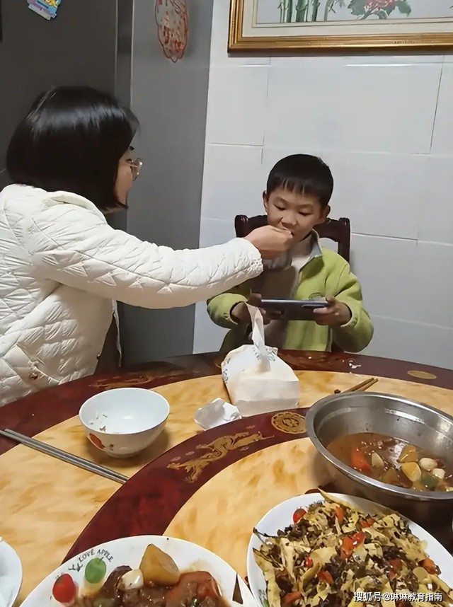Con học lớp 3 vẫn ngồi chơi game để mẹ đút cơm: Mẹ yêu con kiểu này thì quá
