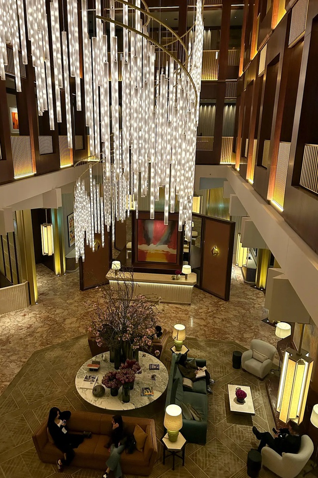 100 triệu đổi lấy trải nghiệm tại 2 khách sạn đắt nhất London mà vẫn phải kiễng chân mới có view đẹp - Ảnh 4.