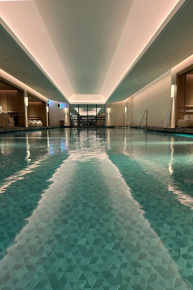 100 triệu đổi lấy trải nghiệm tại 2 khách sạn đắt nhất London mà vẫn phải kiễng chân mới có view đẹp - Ảnh 6.
