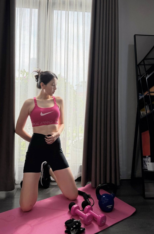Lần đầu trốn con đi biển, Mai Ngọc đ&atilde; sexy cỡ n&agrave;y: V&ograve;ng eo của mẹ bỉm  - Ảnh 2.