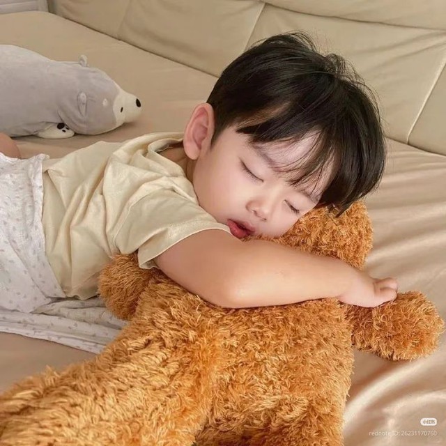Trẻ càng đến giờ ngủ lại càng nghịch: 3 cách dỗ ngủ này hiệu quả hơn cả việc quát mắng hay giảng đạo lý - Ảnh 1.