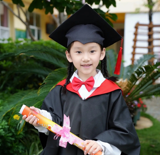 B&agrave;i đăng về bức ảnh tốt nghiệp khiến hội cha mẹ H&agrave; Nội bức x&uacute;c nhất l&uacute;c n&agrave;y: 