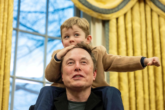 Grimes, người phụ nữ kỳ lạ sinh con cho tỷ phú Elon Musk: Tự phẫu thuật nhãn cầu, đóng thuyền chở gà và làm nhạc về ngày tận thế - Ảnh 5.