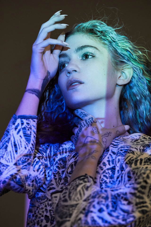 Grimes, người phụ nữ kỳ lạ sinh con cho tỷ phú Elon Musk: Tự phẫu thuật nhãn cầu, đóng thuyền chở gà và làm nhạc về ngày tận thế - Ảnh 3.