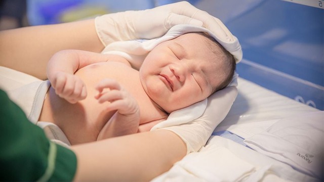 Bé có 3 đặc điểm này trong giai đoạn đầy tháng thì IQ chắc chắn không thấp, bố mẹ có thể yên tâm! - Ảnh 3.