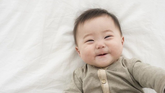 Bé có 3 đặc điểm này trong giai đoạn đầy tháng thì IQ chắc chắn không thấp, bố mẹ có thể yên tâm! - Ảnh 1.