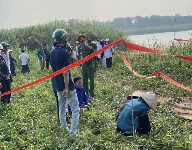 Nỗi đau gục ngã bên bờ sông Lô: Trời cao có thấu cho nỗi lòng người mẹ phải tiễn con đi trước - Ảnh 1.