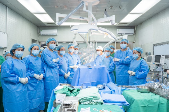 Trong chưa đầy một tuần cuối tháng Tư năm 2026, Bệnh viện Chợ Rẫy đã thực hiện 12 ca ghép tạng, biến tang thương của hai gia đình thành sự sống mới cho 12 con người. - Ảnh 2.