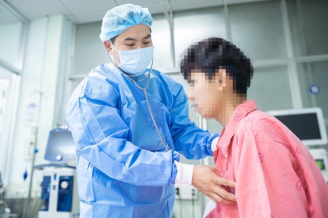 Trong chưa đầy một tuần cuối tháng Tư năm 2026, Bệnh viện Chợ Rẫy đã thực hiện 12 ca ghép tạng, biến tang thương của hai gia đình thành sự sống mới cho 12 con người. - Ảnh 6.