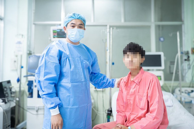 Trong chưa đầy một tuần cuối tháng Tư năm 2026, Bệnh viện Chợ Rẫy đã thực hiện 12 ca ghép tạng, biến tang thương của hai gia đình thành sự sống mới cho 12 con người. - Ảnh 1.