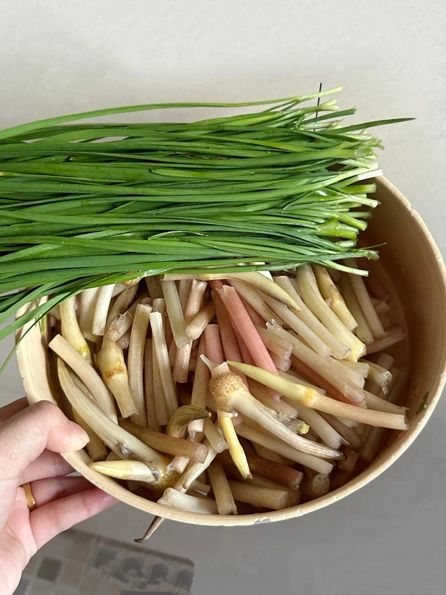 Đi chợ mua ng&oacute; sen x&agrave;o hẹ thơm ngon dễ l&agrave;m tốn cơm cho bữa ăn gia đ&igrave;nh - Ảnh 2.