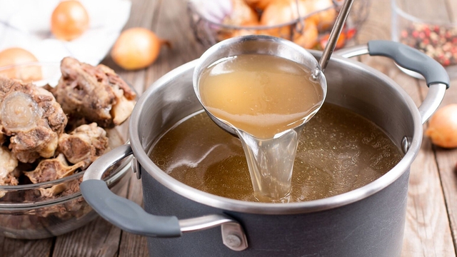 Nhiều người bị &ldquo;lừa&rdquo; suốt bao năm: Nước hầm xương gần như kh&ocirc;ng bổ sung được canxi, 3 thực phẩm n&agrave;y mới l&agrave; &ldquo;vua canxi&rdquo; thật sự - Ảnh 1.