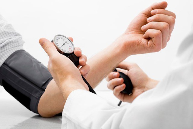 Nam giáo viên 38 tuổi đột ngột gục xuống ngưng tim sau bữa cơm gia đình, hình ảnh người cha già đầu bạc trắng bật khóc khiến bác sĩ ám ảnh - Ảnh 2.
