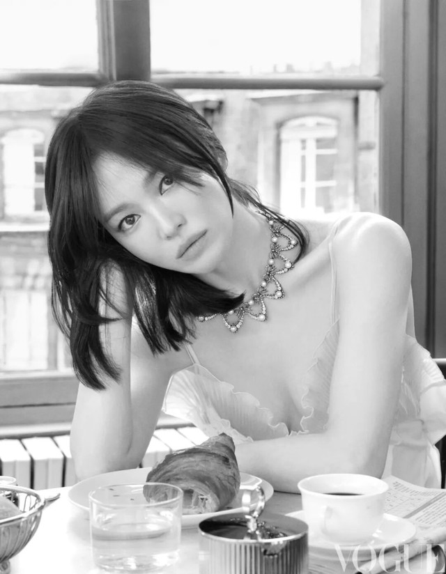 Song Hye Kyo diện váy lụa, đi dép bông, đội vương miện hững hờ trên bìa tạp chí: Cách một người phụ nữ 44 tuổi biến xa xỉ thành thứ tùy hứng - Ảnh 4.