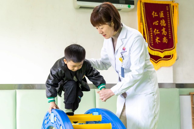 1 bác sĩ khuyên bé trai nên ngủ riêng sau 3 tuổi, nhưng chuyên gia thì cho rằng không có mốc nào là tuyệt đối - Ảnh 5.