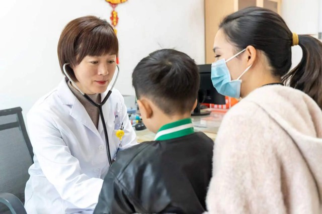 1 bác sĩ khuyên bé trai nên ngủ riêng sau 3 tuổi, nhưng chuyên gia thì cho rằng không có mốc nào là tuyệt đối - Ảnh 2.