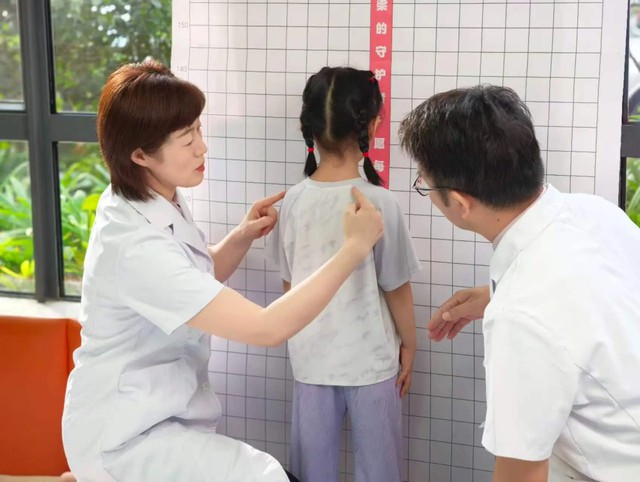 1 bác sĩ khuyên bé trai nên ngủ riêng sau 3 tuổi, nhưng chuyên gia thì cho rằng không có mốc nào là tuyệt đối - Ảnh 3.