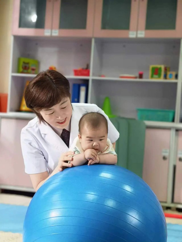 1 bác sĩ khuyên bé trai nên ngủ riêng sau 3 tuổi, nhưng chuyên gia thì cho rằng không có mốc nào là tuyệt đối - Ảnh 1.