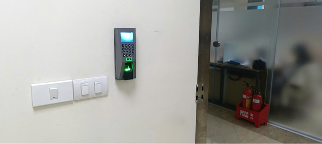 Chuyển đổi số trong quản trị nhân sự: Lời giải nào cho bài toán máy chấm công? - Ảnh 1.