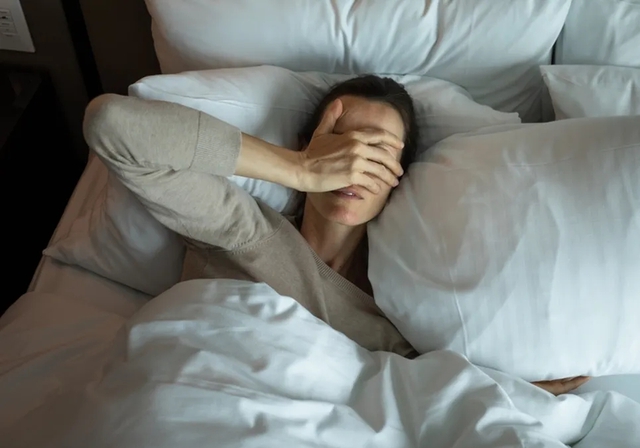 Không chỉ bốc hỏa, phụ nữ mãn kinh còn dễ viêm họng, ngứa vùng kín vì một nguyên nhân ít ai ngờ - Ảnh 2.