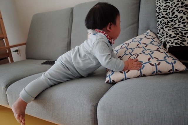 Bé 6 tháng tuổi ngã từ sofa, xuất huyết não nhưng sai lầm này của gia đình khiến bé rơi vào tình trạng nguy kịch - Ảnh 2.