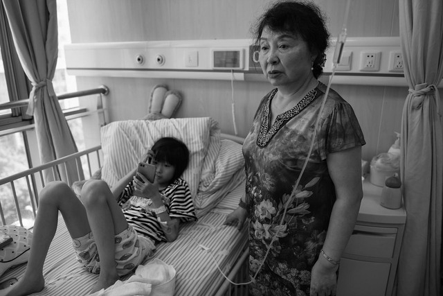 Sau nỗi đau mất con, người mẹ quyết làm IVF sinh đôi ở tuổi 60 và hành trình 15 năm ghi lại qua 20.000 tấm ảnh khiến cả thế giới xúc động - Ảnh 15.