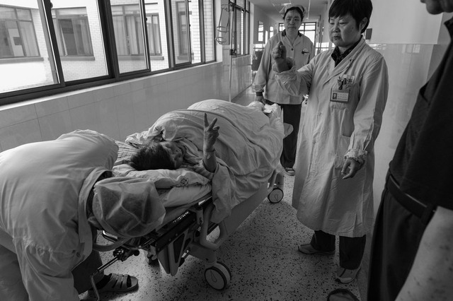 Sau nỗi đau mất con, người mẹ quyết làm IVF sinh đôi ở tuổi 60 và hành trình 15 năm ghi lại qua 20.000 tấm ảnh khiến cả thế giới xúc động - Ảnh 3.