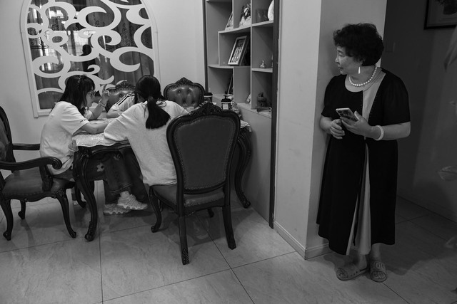 Sau nỗi đau mất con, người mẹ quyết làm IVF sinh đôi ở tuổi 60 và hành trình 15 năm ghi lại qua 20.000 tấm ảnh khiến cả thế giới xúc động - Ảnh 28.