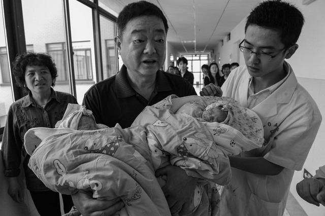 Sau nỗi đau mất con, người mẹ quyết làm IVF sinh đôi ở tuổi 60 và hành trình 15 năm ghi lại qua 20.000 tấm ảnh khiến cả thế giới xúc động - Ảnh 4.