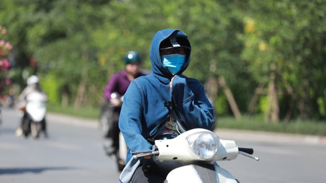 Nắng n&oacute;ng đỉnh điểm vượt ngưỡng 40&deg;C: Nhận diện dấu hiệu nguy hiểm v&agrave; loạt sai lầm 