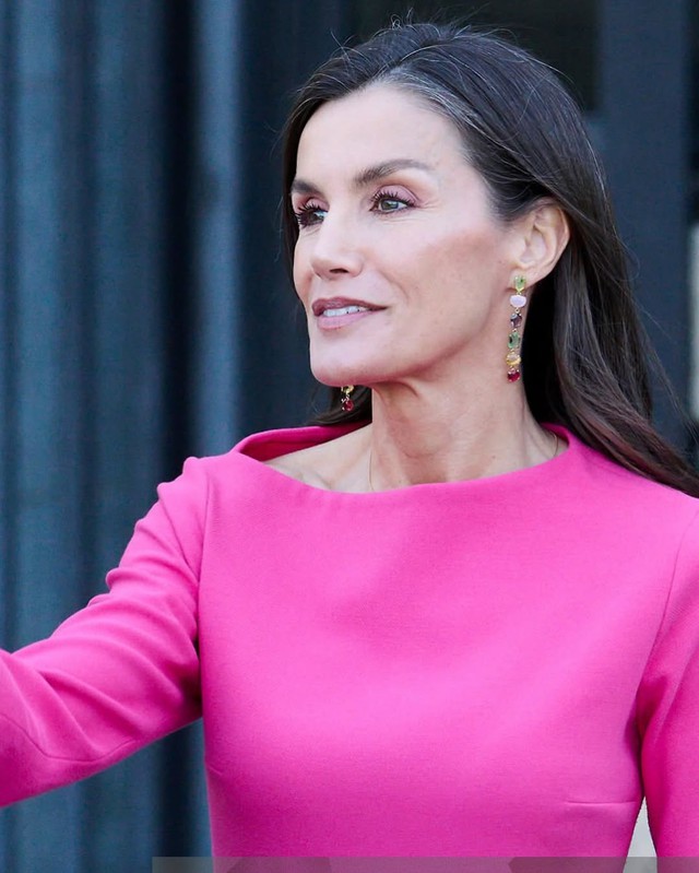 Vương hậu Letizia v&agrave; bộ đ&ocirc;i hồng đậm hồng phấn ho&agrave;n hảo cho m&ugrave;a h&egrave; 2026 - Ảnh 3.