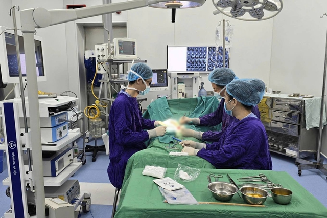Trở về sau chuyến công tác dài ngày, người đàn ông phải đi cấp cứu trong đêm chỉ sau một tiếng