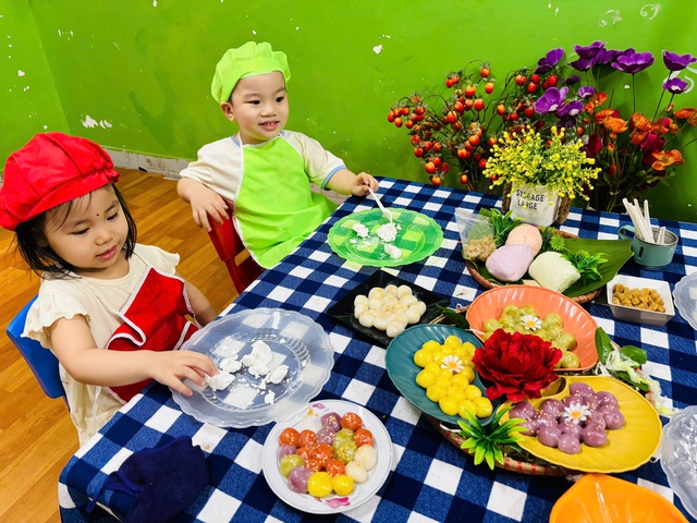 Lúc nào nên cho con đi học? Các mẹ đừng FOMO trẻ dưới 3 tuổi nhất quyết phải dính chặt lấy mẹ nữa! - Ảnh 1.