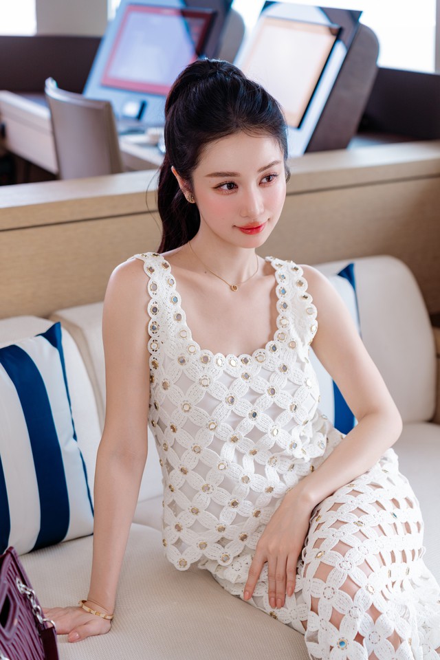 Lương Thùy Linh, Jun Vũ cùng nhau thả dáng, nhìn là thấy mùa hè rực rỡ rồi - Ảnh 3.