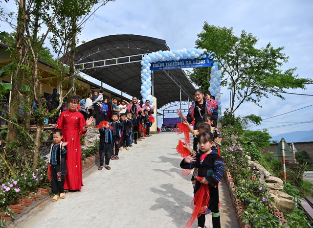 “Mỗi tuần đi 50km để lên lớp”: Câu chuyện phía sau ngôi trường mầm non mới ở Lào Cai - Ảnh 1.