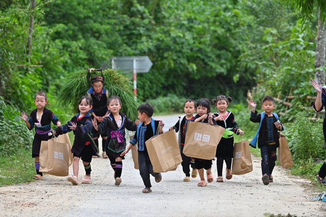 “Mỗi tuần đi 50km để lên lớp”: Câu chuyện phía sau ngôi trường mầm non mới ở Lào Cai - Ảnh 4.