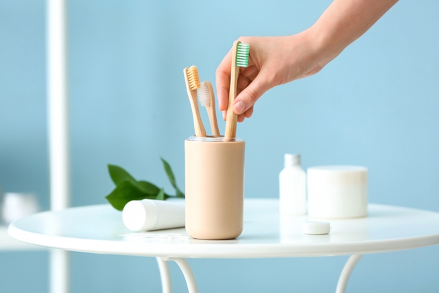 Nhiều gia đình đang để bàn chải đánh răng kiểu này mà không biết: Chuyên gia cảnh báo chẳng khác nào “nuôi ổ vi khuẩn” ngay trong nhà tắm - Ảnh 2.