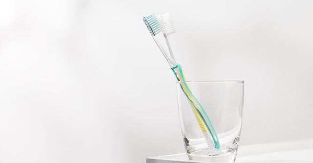 Nhiều gia đình đang để bàn chải đánh răng kiểu này mà không biết: Chuyên gia cảnh báo chẳng khác nào “nuôi ổ vi khuẩn” ngay trong nhà tắm - Ảnh 1.