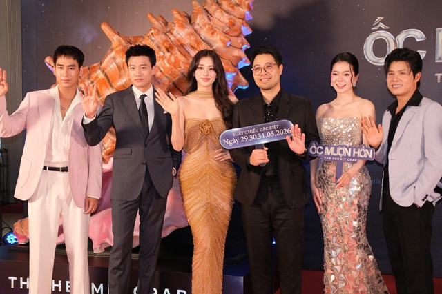 Bắt trọn khoảnh khắc tình bể bình của Quốc Trường và Tiểu Vy trên thảm đỏ 2026 - Ảnh 6. Bắt trọn khoảnh khắc tình bể bình của Quốc Trường và Tiểu Vy trên thảm đỏ 2026 - Ảnh 6.