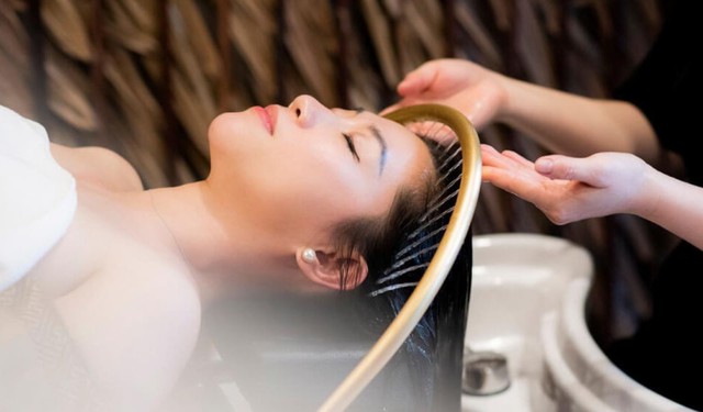 Đi gội đầu dưỡng sinh, cô gái nhận