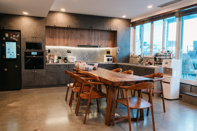 Cuộc sống độc thân của Ngô Kiến Huy tại penthouse sang trọng giữa Sài Gòn - Ảnh 6.