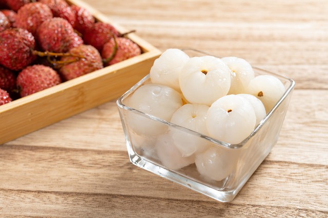 Vải thiều rất giàu chất dinh dưỡng, bảo vệ tim mạch và hỗ trợ tiêu hó, nhưng cảnh báo không nên ăn vào giờ này để tránh hại thân - Ảnh 5.