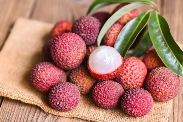 Vải thiều rất giàu chất dinh dưỡng, bảo vệ tim mạch và hỗ trợ tiêu hó, nhưng cảnh báo không nên ăn vào giờ này để tránh hại thân - Ảnh 3.