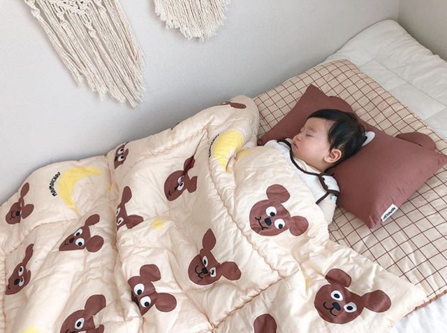 Trẻ ngủ một mình từ sớm và trẻ ngủ cùng anh chị em, lớn lên có gì khác biệt? - Ảnh 1.
