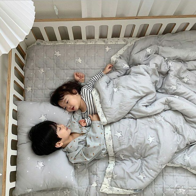 Trẻ ngủ một mình từ sớm và trẻ ngủ cùng anh chị em, lớn lên có gì khác biệt? - Ảnh 2.