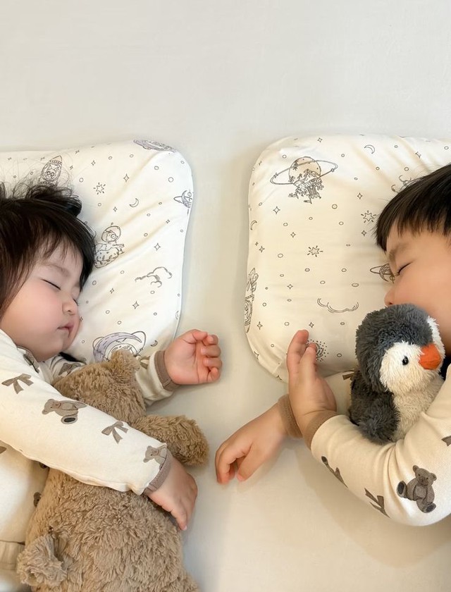 Trẻ ngủ một mình từ sớm và trẻ ngủ cùng anh chị em, lớn lên có gì khác biệt? - Ảnh 4.