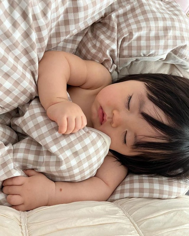 3 hành động khu ngủ của bé có thể là dấu hiệu não bộ đang phát triển mạnh - Ảnh 2.